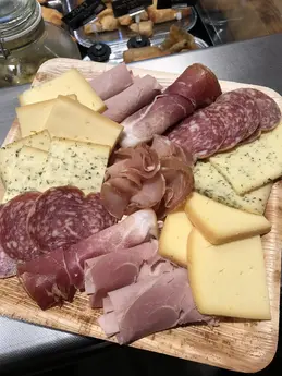 571-biocoop-la-cacamerlotte-saint-bonnet-le-chateau-magasin-bio-plateau-charcuterie-fromage-aperitif-con.webp