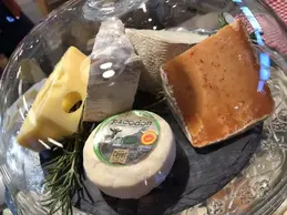 571-biocoop-la-cacamerlotte-saint-bonnet-le-chateau-magasin-bio-plateau-fromage-coupe-cloche.webp