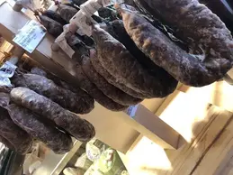 571-biocoop-la-cacamerlotte-saint-bonnet-le-chateau-magasin-bio-saucissons-charcuterie-libre-service.webp