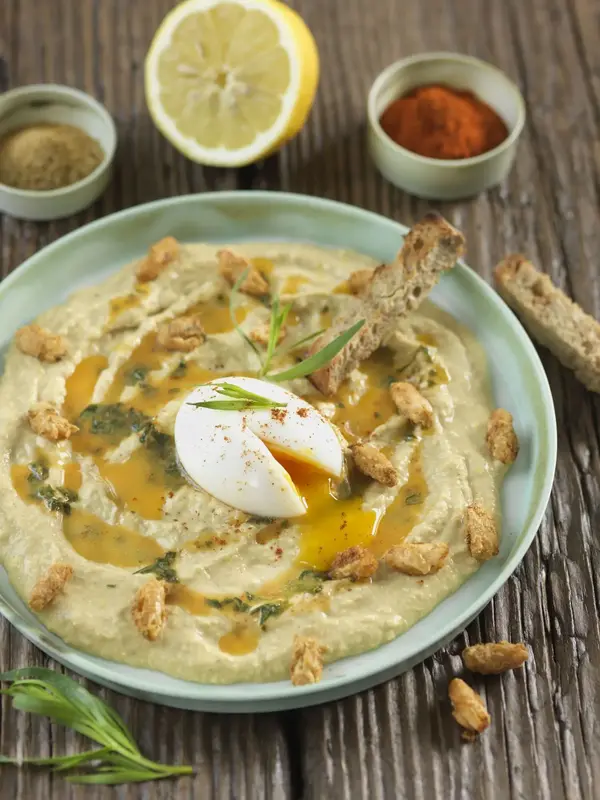 Œuf mollet, houmous de maïs et chips de haricots blancs