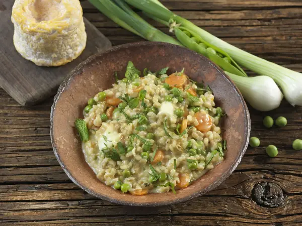 Risotto de blé aux petits pois et au Langres