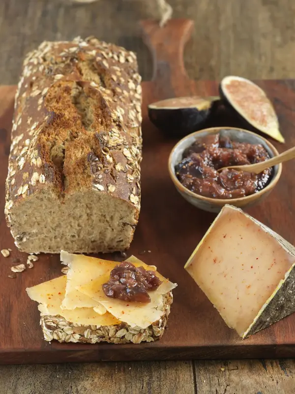 Pain maison, chutney de figues et tomme de brebis au piment d'Espelette
